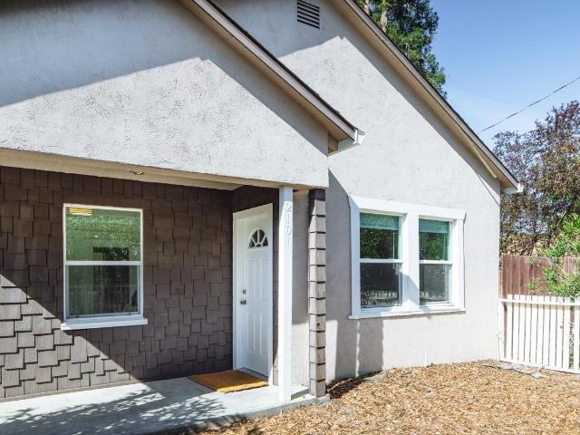 52 Eastman Ln, Petaluma, CA 94952 | MLS #326034