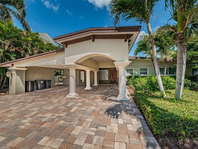 52 N Pine Cir, Belleair, FL 33756