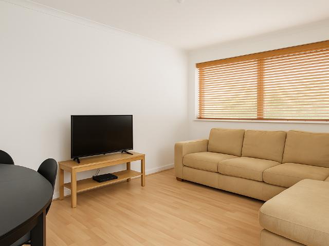 52 Parkgate Road, London SW11 2 bed apartment to rent £2,650 pcm £612 pw