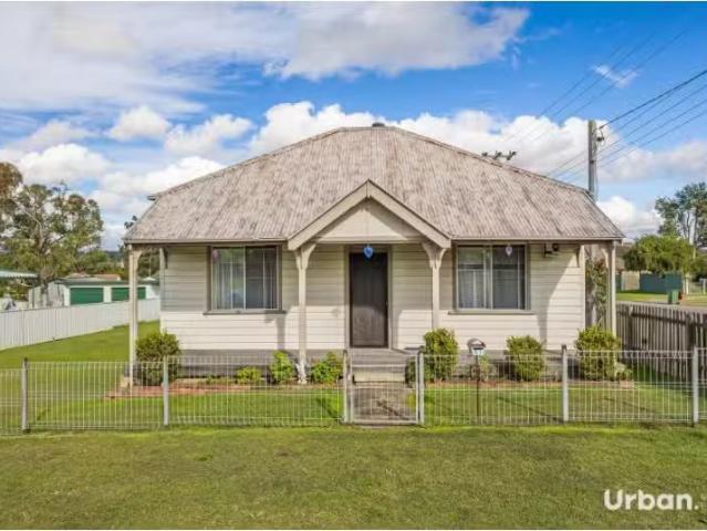 52 Sixth Street, Weston House for rent Listed by Sarah Chapma.