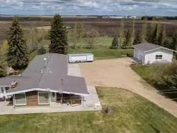 Daysland, Alberta - Office room, Fireplace