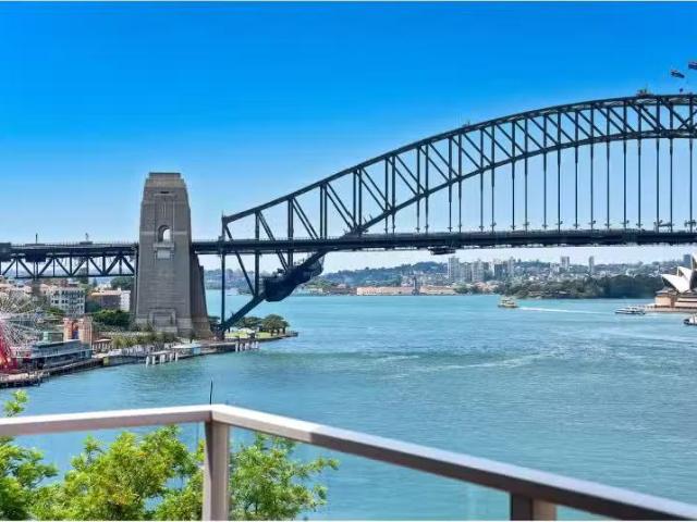 53/17 East Crescent Street, Mc Mahons Point Apartment for rent.