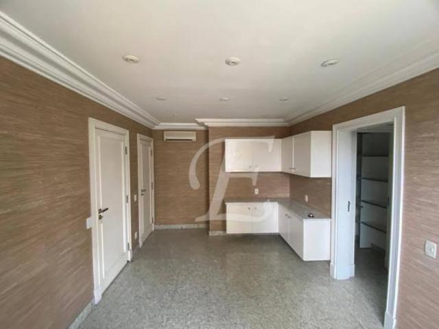 532 m² privativos • 4 suítes • 6 vagas • Depósito • Alto Padrão
