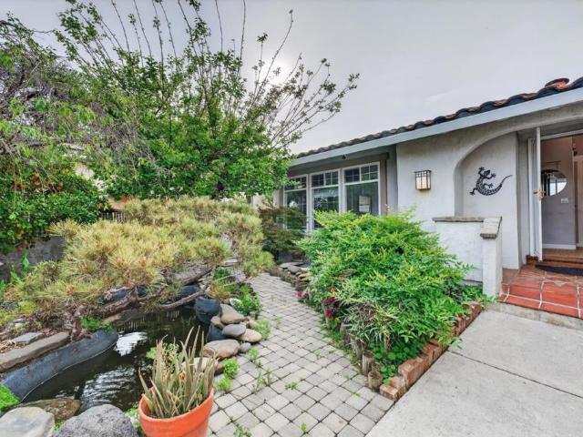 5342 Avenida Almendros