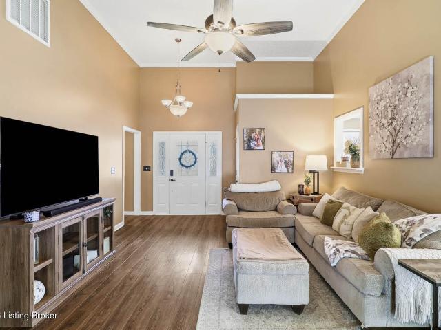 537 Shady Glen Cir