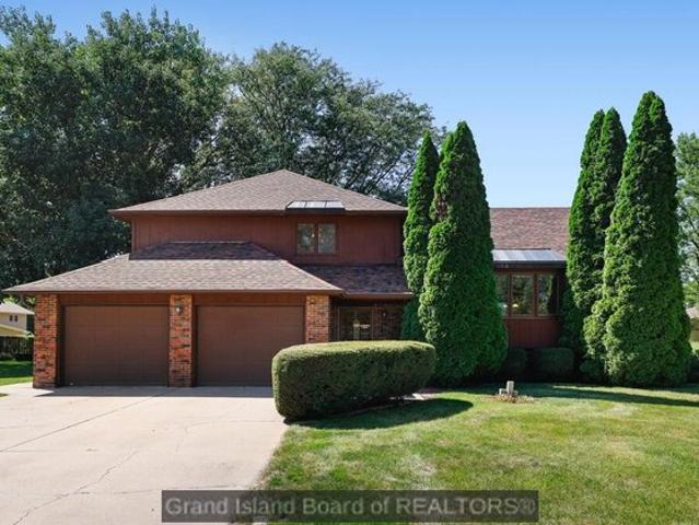 538 Ravenwood Ct, Grand Island, NE 68801