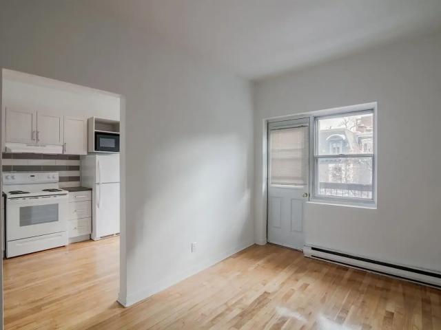 539 Prince Arthur west — Studio unit 8