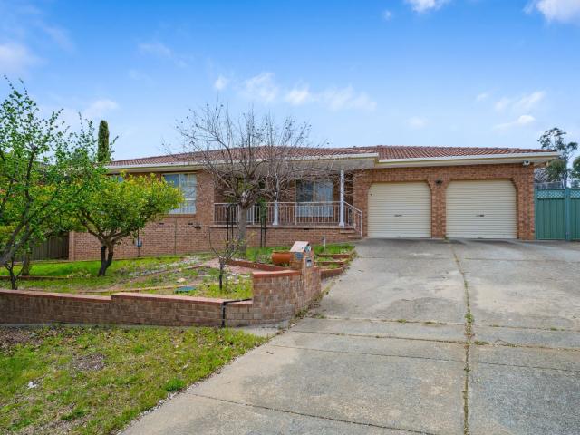 57 Crest Park Parade, Queanbeyan West
