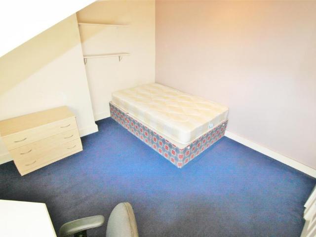 57 Royal Park Terrace 4 Bed Hyde. 6 bed detached house to rent £485 pcm £112 pw