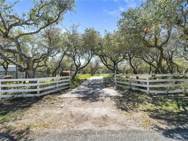 541 Jacoby Ln, Aransas Pass, TX 78336 | MLS #473291
