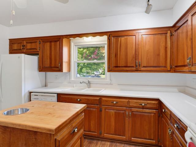 5421 Laura Ln