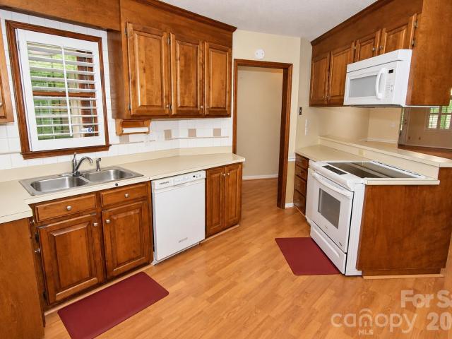 542 Camrose Circle NE