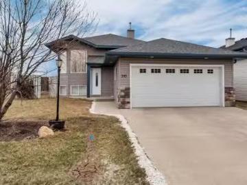Strathmore, Alberta - Garden, Parking
