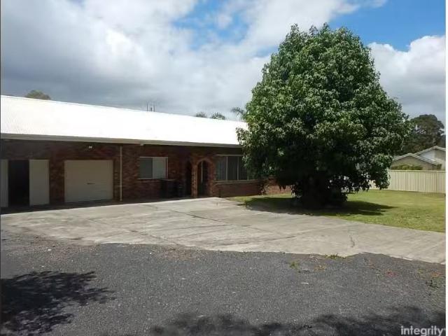 54 Hillcrest Avenue, South Nowra House for rent Listed by Chr.