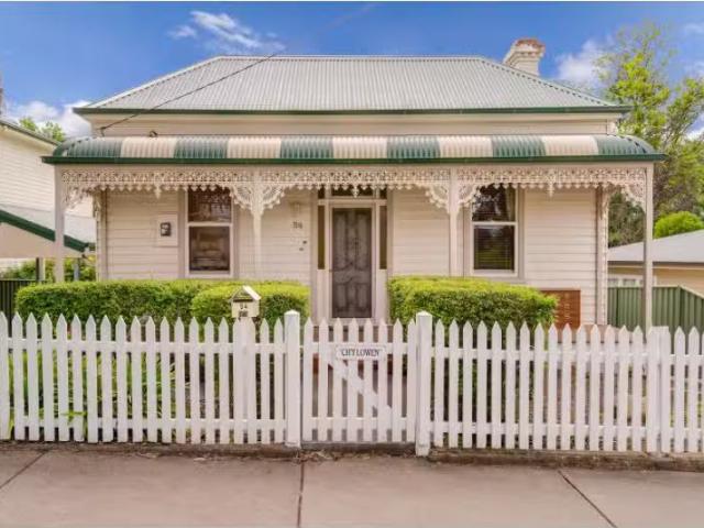 54 Maple Street, Golden Square House for rent Listed by Gabby.