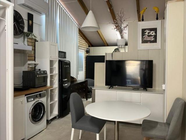 $550/per week/per person. Modern studio in Helensvale available from 15/10/2026