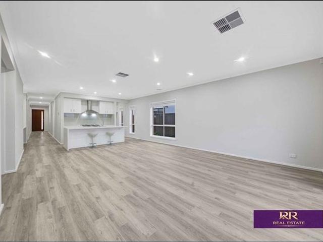 $550pw/3bath/5bed 2 master/2car
