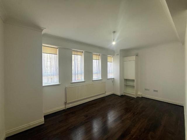 551 Cranbrook Road, Ilford 2 bed apartment to rent £1,650 pcm £381 pw