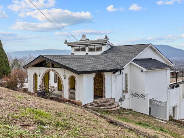 551 W Shadowlawn Drive