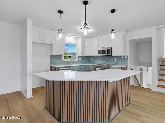 555 Ardmore Ln