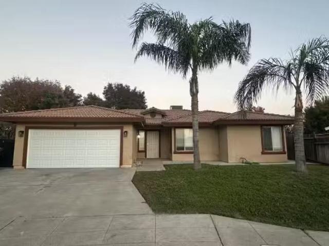 555 W ASHCROFT AVE, CLOVIS, CA 93612