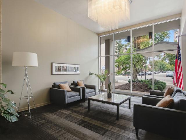 555 W Cornelia Avenue # 1002