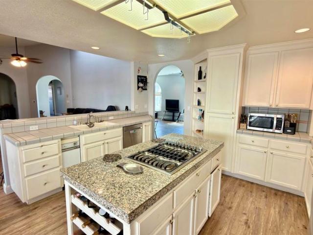 5593 Edgeview Dr