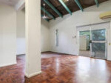 House to rent in Karama - Garden