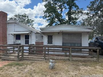 559 W Rheiner Ave, Sabinal, TX 78881 | MLS #1880