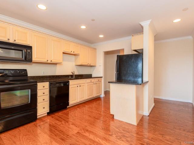 55 Clinton Ave, Unit 403, Rockville Centre, NY 11570 | MLS #959820