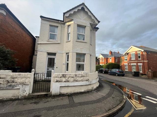 55 Fairfield Road, BH23 1 bed flat to rent £1,100 pcm £254 pw