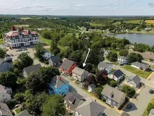 55 Lawrence Street, Lunenburg, NS, B0J 2C0 house for sale L.