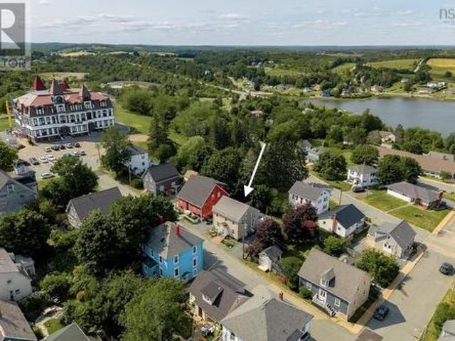 55 Lawrence Street, Lunenburg, NS, B0J 2C0 house for sale | Listing ID 202622 | Royal LePage