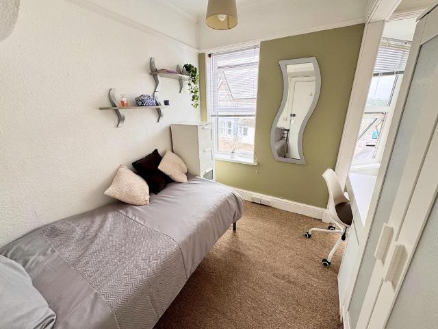 55 North Road East, Devon PL4 1 bed in a house share to rent £475 pcm £110 pw