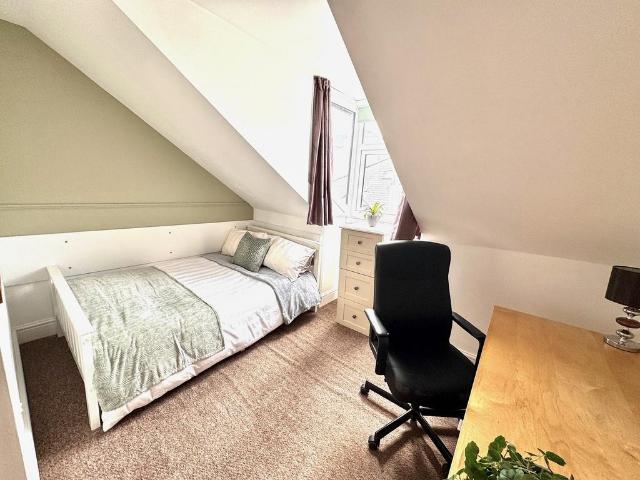 55 North Road East, Devon PL4 1 bed in a house share to rent £515 pcm £119 pw