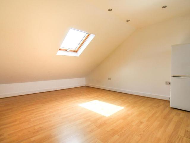 High Street, Hornchurch RM11, Studio to rent, £1,050 pcm | PrimeLocation