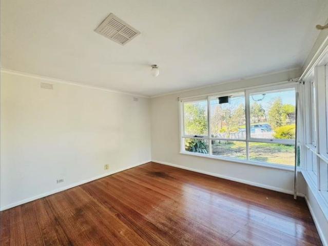 $560/w 3 Bed Family Home Opposite Scenic Parklands