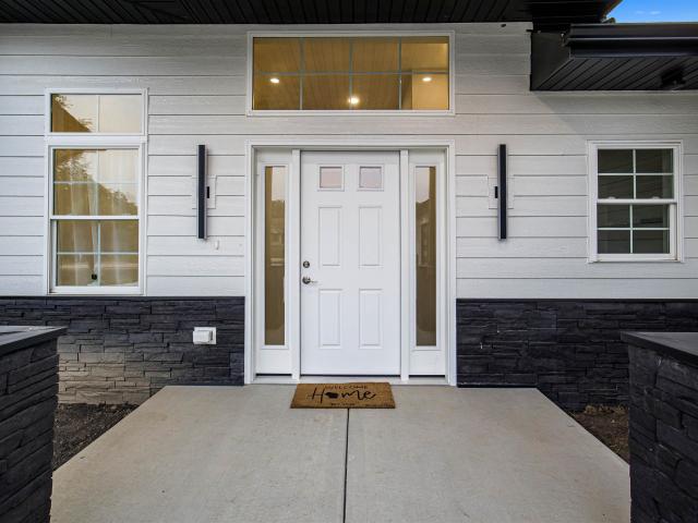5611 N Vista