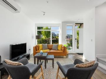 Greater Vancouver - Balcony, Parking