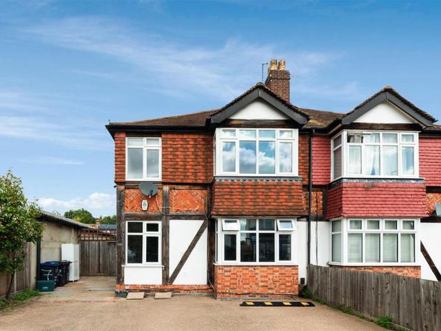 561 Kingston Road, Raynes Park SW20 2 bed flat to rent £1,950 pcm £450 pw