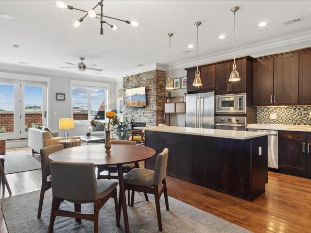 5647 N CLARK Street # 402