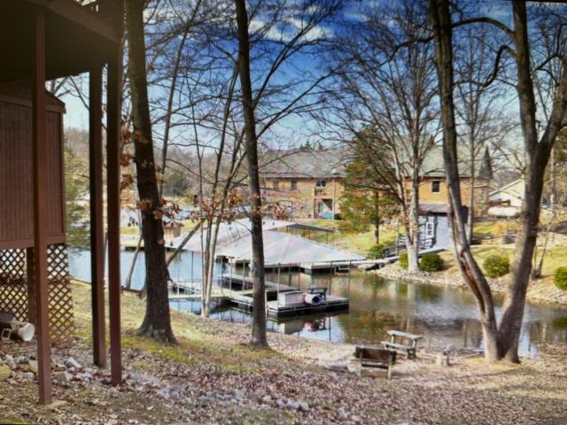 565 Lakeshore Drive N