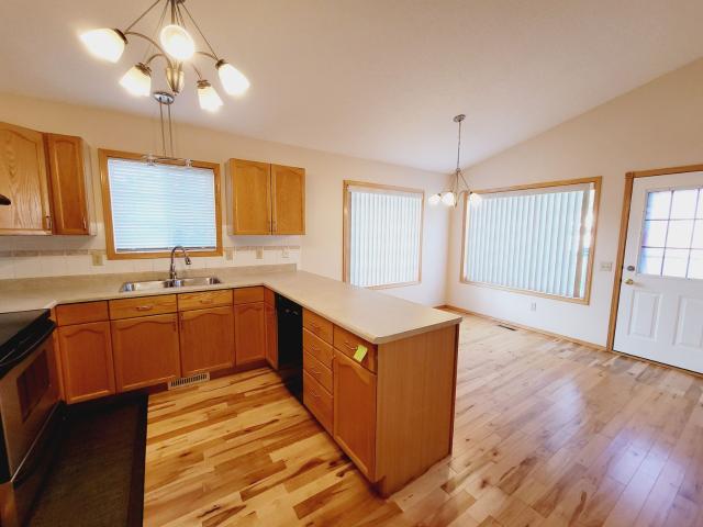 568 Glenwright Crescent NW Single Family Home House for Rent