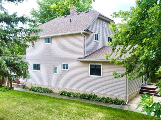 568 Minnesota Street N