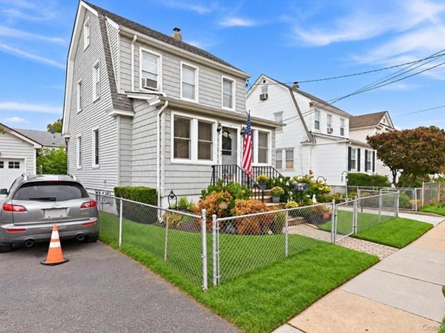 56 Elmwood St, Valley Stream, NY 11581