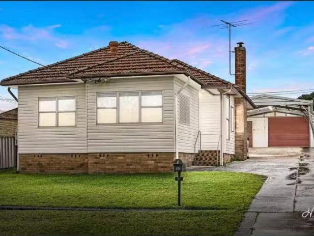 56 Lovell Parade, Shortland House for rent Listed by Victoria.