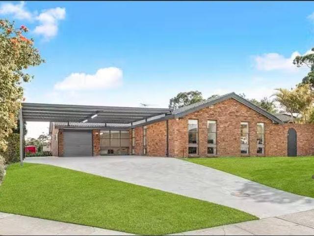 56 Molyneaux Avenue, Kings Langley House for rent Listed by D.