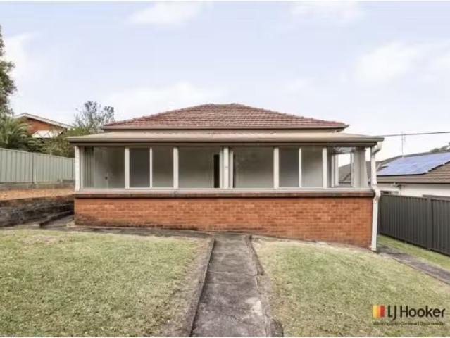 56 Princes Highway, Corrimal House for rent Listed by Kelly S.