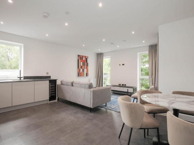 56a Kew Bridge Road, Brentford, TW8 2 bed apartment to rent £2,200 pcm £508 pw