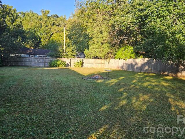 5704 Hillcrest Circle